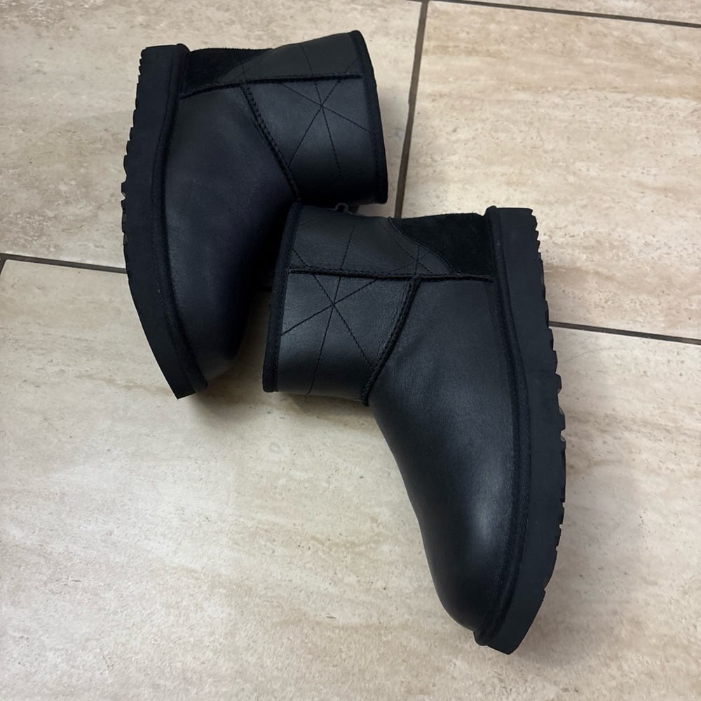 UGG CLASSIC MINI PEARLIZED LEATHER BLACK SHEEPSKIN WOMEN'S BOOTS SIZE US 9 - Picture 6 of 15